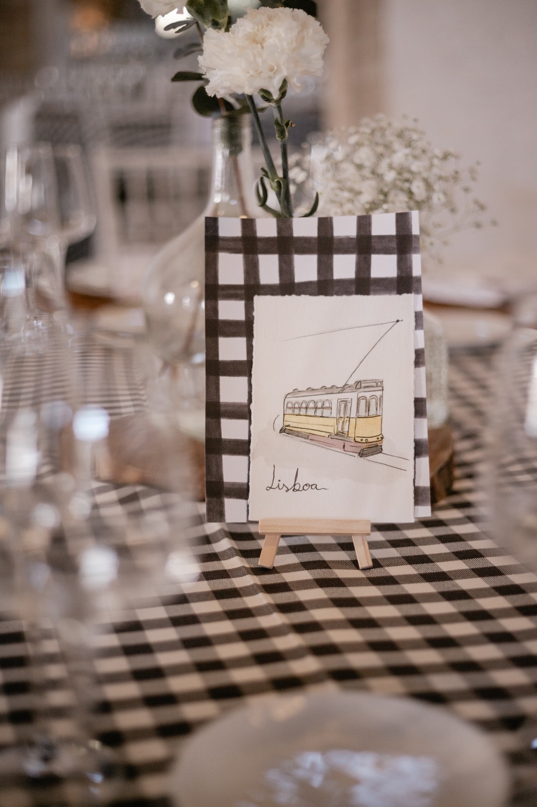 Detalle de decoración con ilustración personalizada del lugar de la boda, estilo acuarela