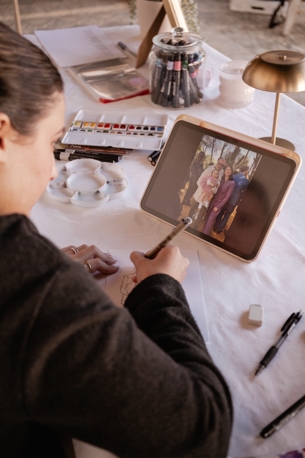 Elena Hormigo pintando a mano alzada con acuarela durante una boda real en Andalucía