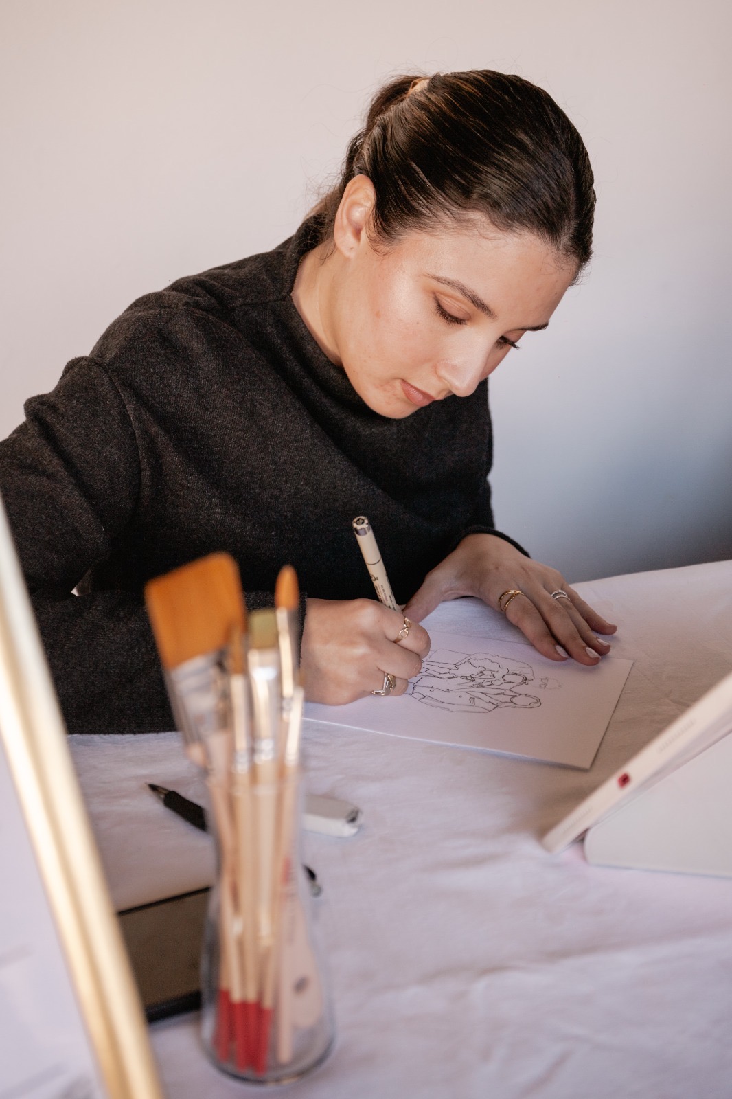 Ilustradora concentrada creando retratos en vivo durante una celebración de boda real