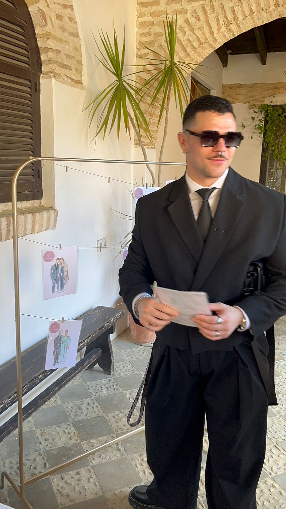 Invitado emocionado observando su ilustración personalizada de Live Art en una boda real en Sevilla