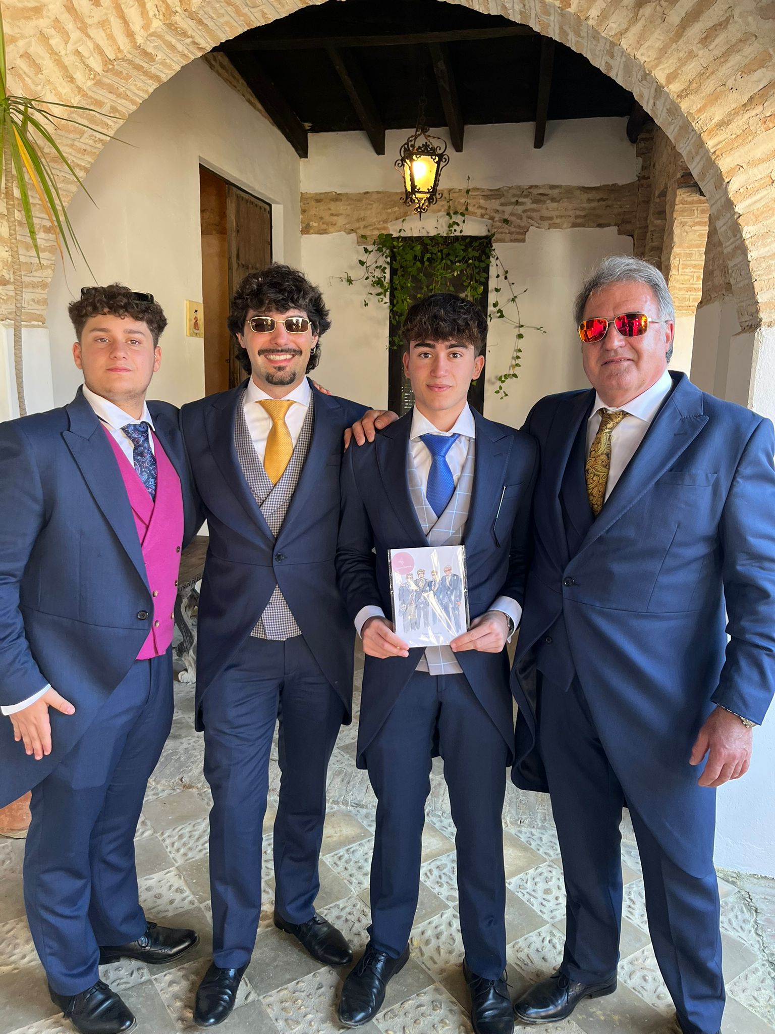 Invitados posando junto a sus ilustraciones personalizadas de Live Art en una boda en Sevilla